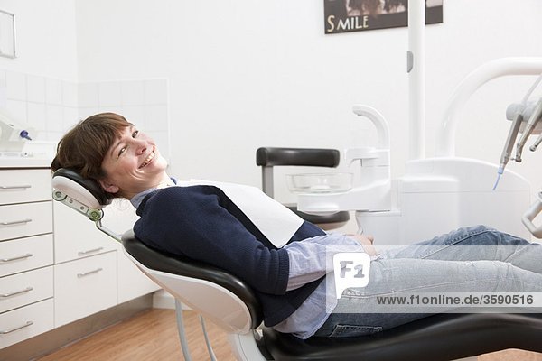 Patient wartet in der Zahnarztpraxis