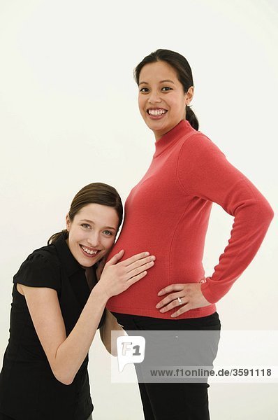 Frauen hören auf schwangere Frauen Baby