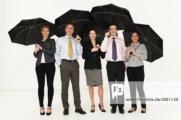 Glückliche Geschäftsleute mit Regenschirmen