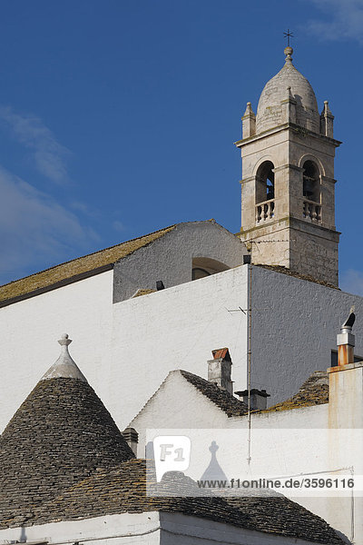 Kirche und Dach eines Trullos  Alberobello  Italien