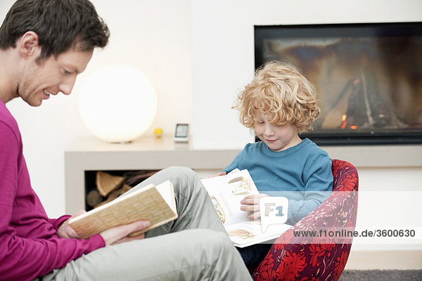 Der Mensch und sein Sohn beim Lesen von Büchern