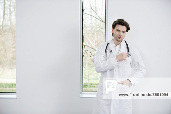 Porträt eines stehenden Arztes
