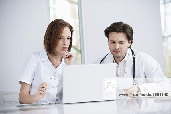 Ärzte  die an einem Laptop arbeiten