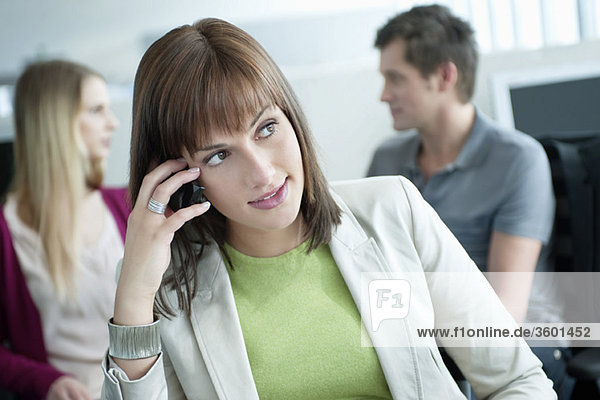 Nahaufnahme einer Geschäftsfrau im Gespräch mit dem Handy