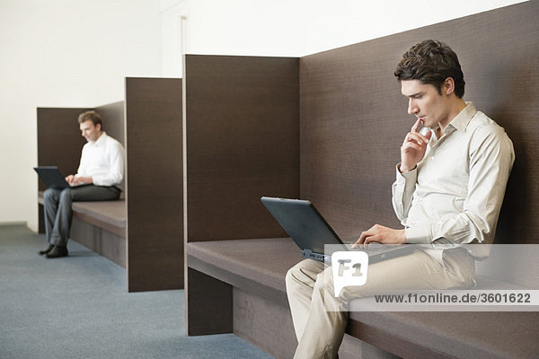 Zwei Geschäftsleute  die in einem Büro arbeiten.
