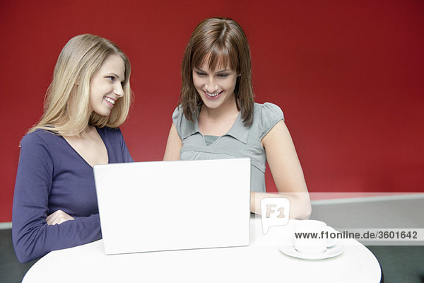 Zwei Geschäftsfrauen mit einem Laptop im Büro