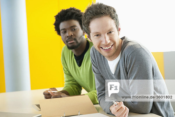 Geschäftsleute lächeln in einem Büro