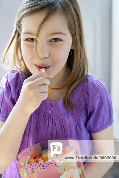 Porträt eines Mädchens  das Kaugummidrops isst