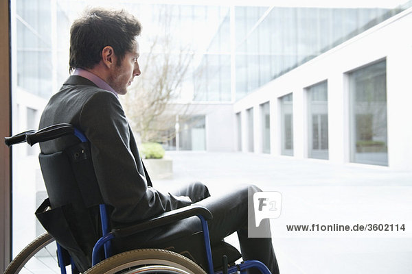 Behinderter Geschäftsmann im Rollstuhl sitzend