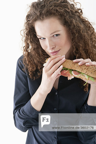 Frau isst ein Sandwich