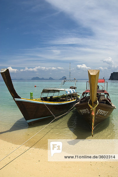 Longtailboote am Strand  Insel Ko Ngai  Thailand