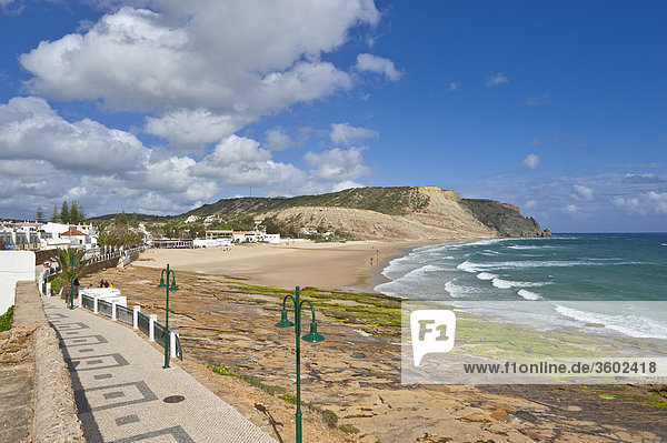 Strand und Promenade in Praia da Luz  Algarve  Portugal
