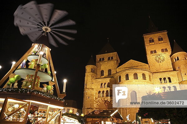 Dom und Weihnachtspyramide bei Nacht  Trier  Deutschland