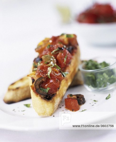 Bruschetta mit Tomaten und Oliven