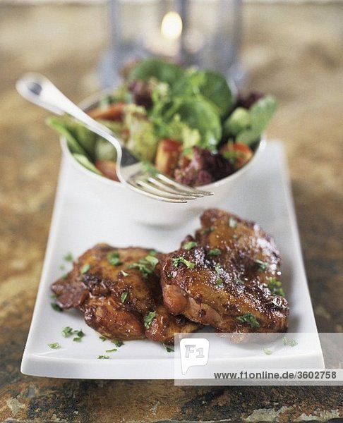 Mariniertes, gegrilltes Schweinefleisch mit gemischtem Salat
