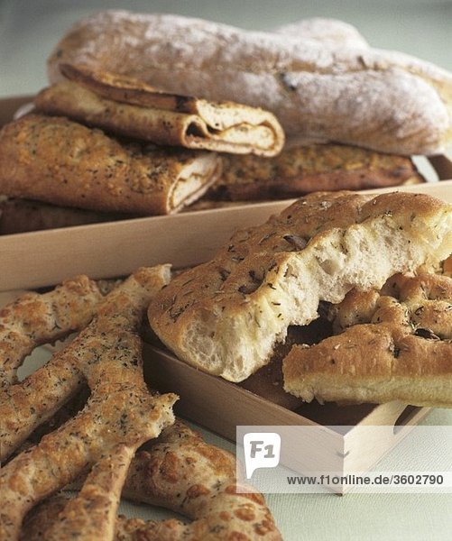 Verschiedene Brotsorten mit Kräutern