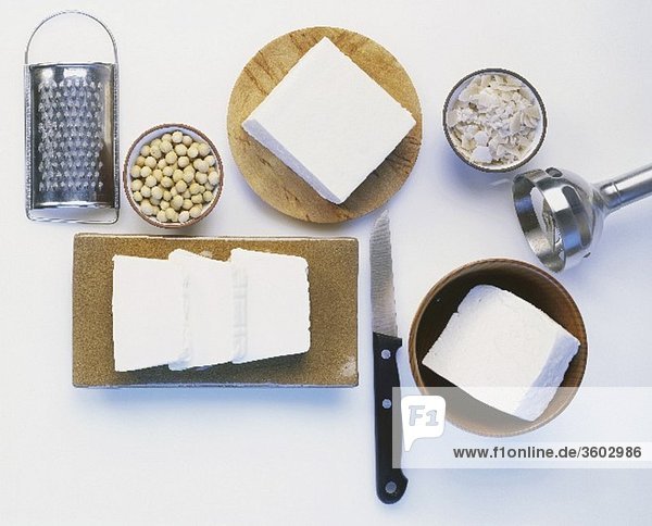 Tofu  Sojabohnen und verschiedene Küchengeräte