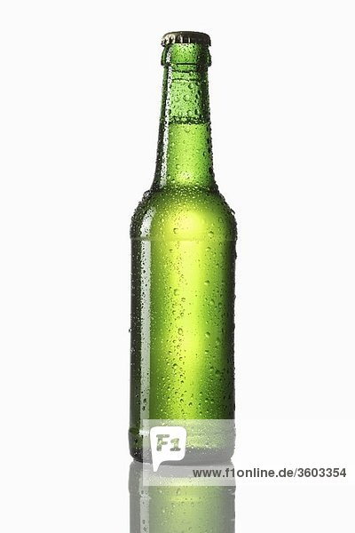 Grüne Bierflasche mit Wassertropfen