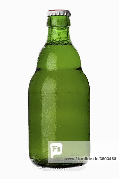 Eine gekühlte Flasche helles Bier