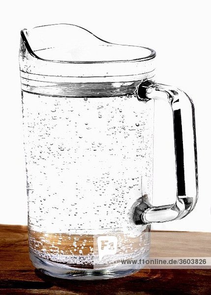 Ein Glaskrug mit Wasser