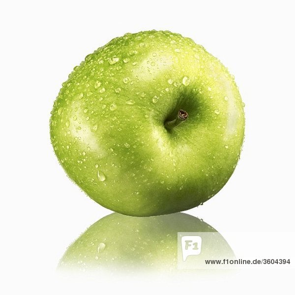 Grüner Apfel mit Wassertropfen und Reflexion