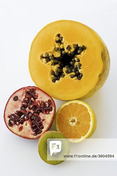 Papaya  Granatapfel  Orange und Kiwi (halbiert)