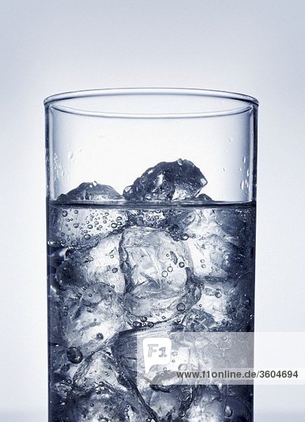 Eiswürfel im Wasserglas