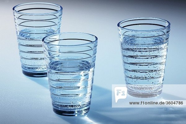Drei Gläser mit Mineralwasser