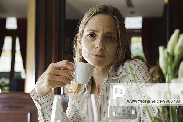 Reife Frau beim Kaffee im Restaurant