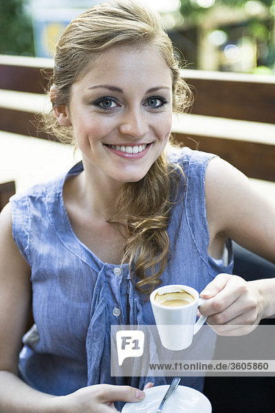 Junge Frau trinkt Espresso  Portrait
