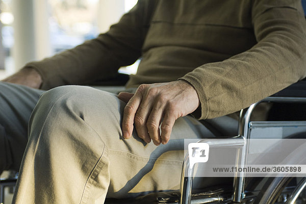Behinderte Person im Rollstuhl