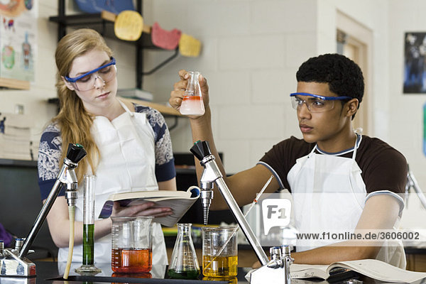 Gymnasiasten beim Experimentieren im Chemieunterricht