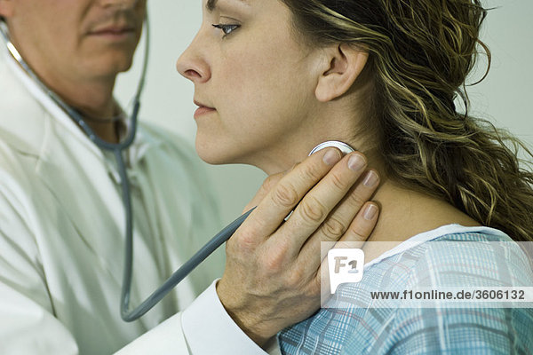 Arzt hört Puls des Patienten mit Stethoskop