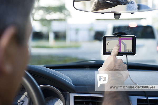 Fahrer mit GPS als Navigationshilfe