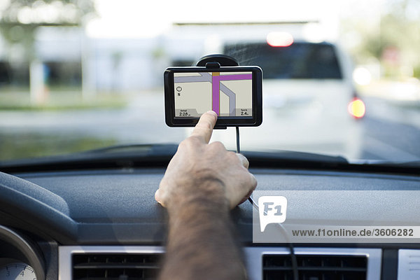 Fahrer mit GPS-Gerät