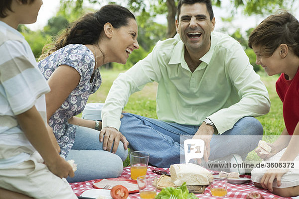 Familie genießt Picknick im Freien