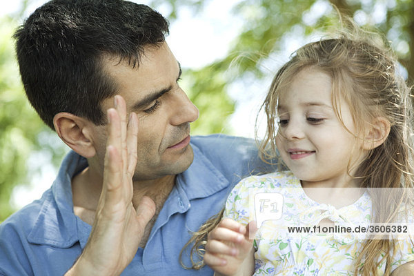Vater zeigt Tochter seine Hand