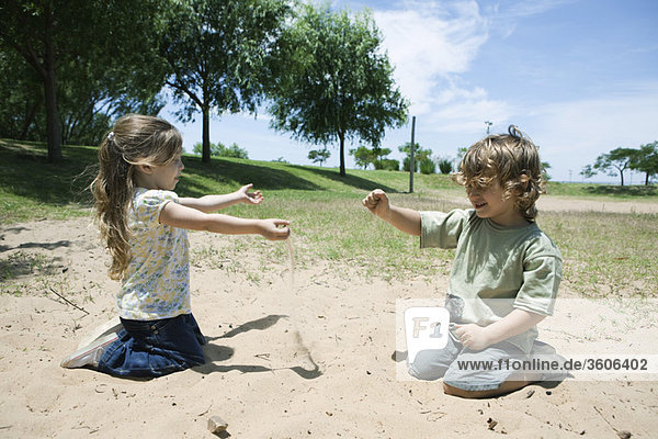Kleine Kinder beim Spielen im Sand im Park