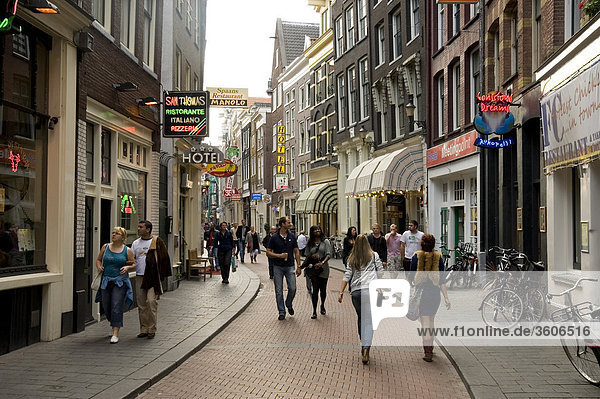 Fußgänger in der Warmoesstraat  Amsterdam  Niederlande