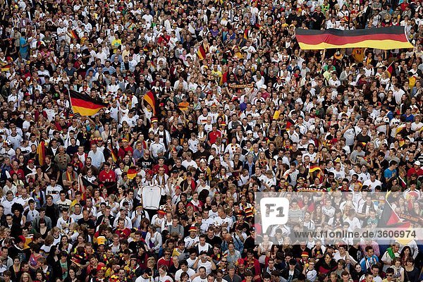 Public Viewing während der Fußballweltmeisterschaft 2010 in Berlin  Deutschland