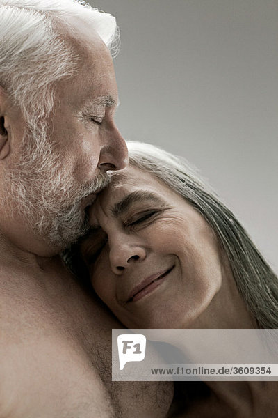 Seniorenpaar umarmt