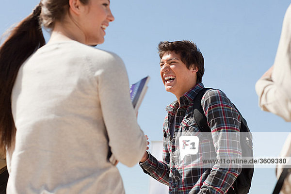 Gymnasiasten reden und lachen draußen.