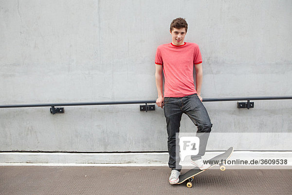 Junger Mann mit Skateboard