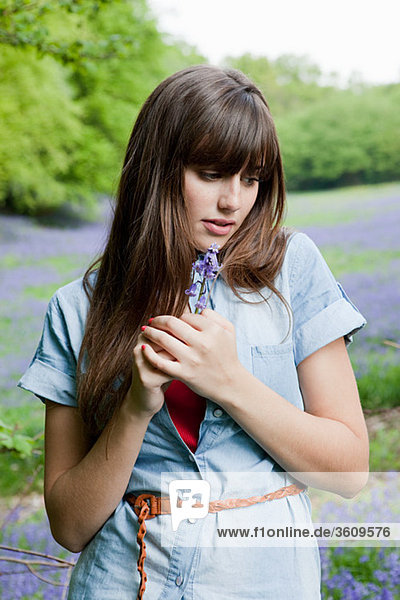 Junge Frau mit Blauglockenblume