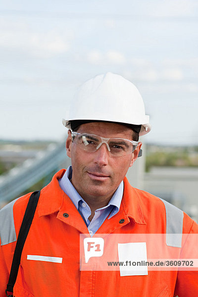 Ingenieur mit Schutzbrille und Helm