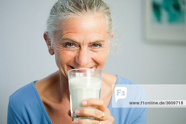 Reife Frau trinkt Milch