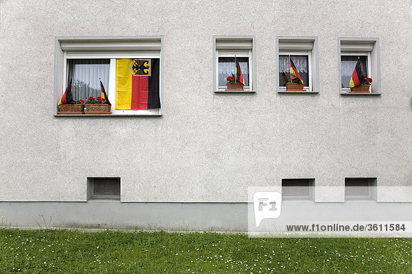 Deutsche Flaggen am Mehrfamilienhaus