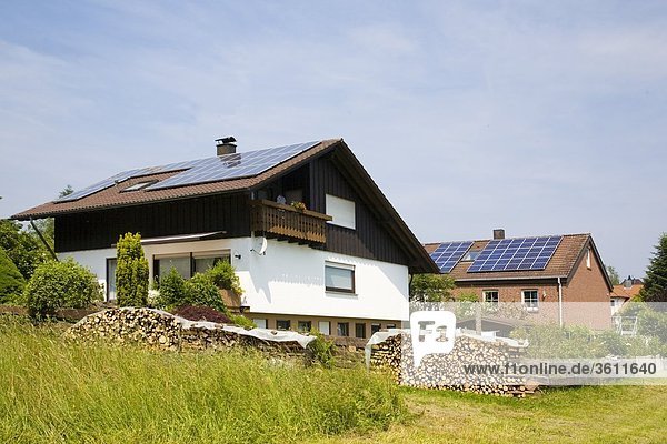Sonnenkollektoren auf dem Dach von zwei Einfamilienhäusern  Schömberg  Baden-Württemberg  Deutschland