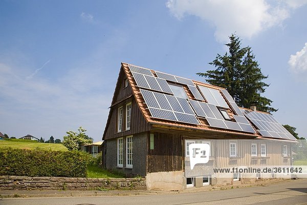 Sonnenkollektoren auf dem Dach eines Hauses  Schömberg  Baden-Württemberg  Deutschland