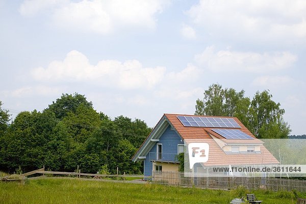 Sonnenkollektoren auf dem Dach eines Einfamilienhauses  Schömberg  Baden-Württemberg  Deutschland